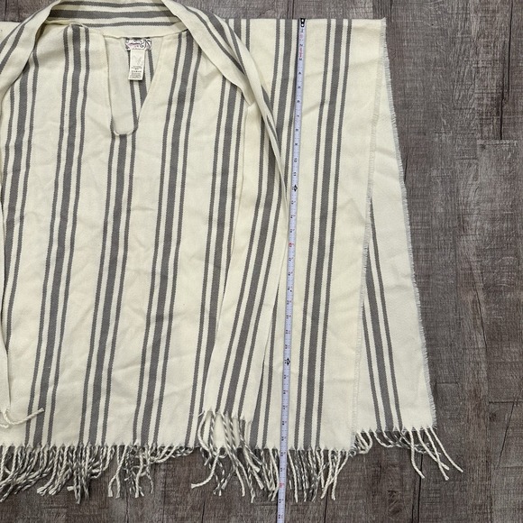Free People Striped Poncho Wrap Cape Fringe Hem One Sz Cream Gray Boho Festival - Picture 3 of 9